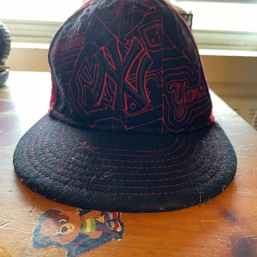 Mid 2000s New York Yankees “all over stitch” fitted cap size 7 1/2